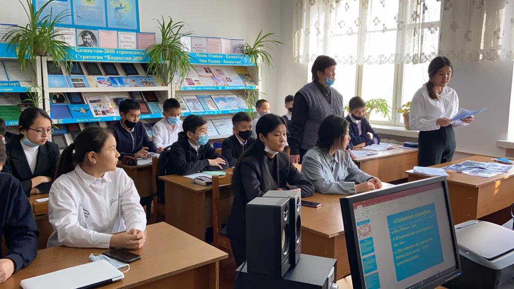 В школьной библиотеке